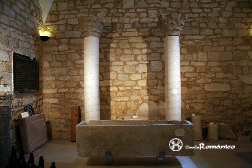 San Roman de Hornija. San Roman. Columnas y sepulcro de Chindasvinto