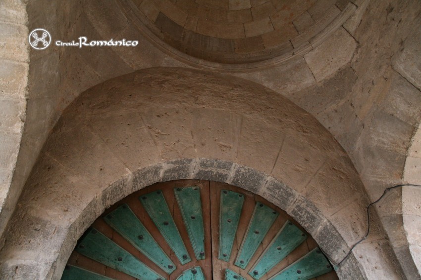 San Roman de Hornija. San Roman. Arco de medio punto con dovelas anchas