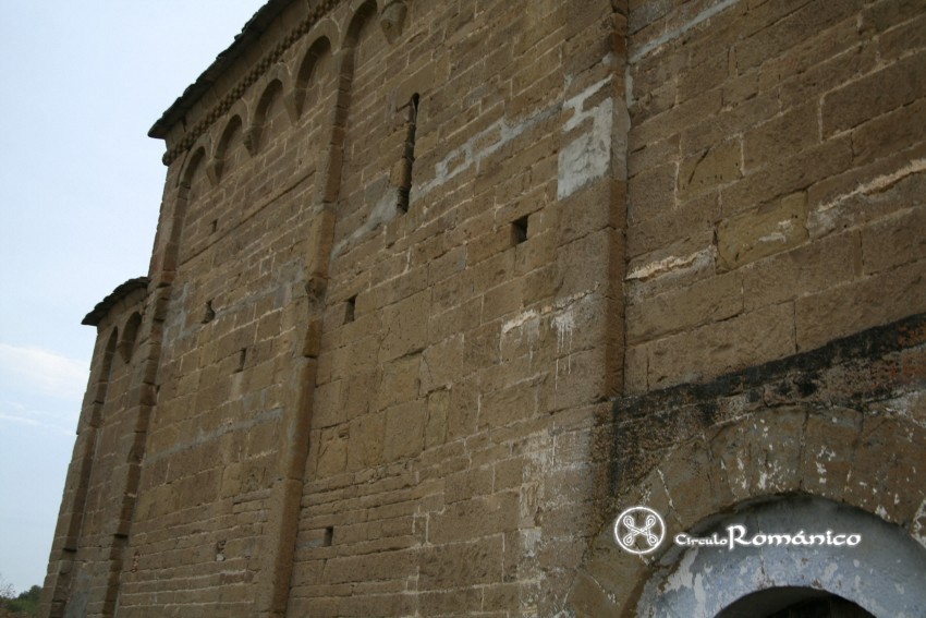 Bags. Santos Julin y Basilisa. Detalle de los arcos lombardos del muro norte