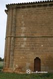 Puilampa. Iglesia del Monasterio.Columnata y portada del muro sur