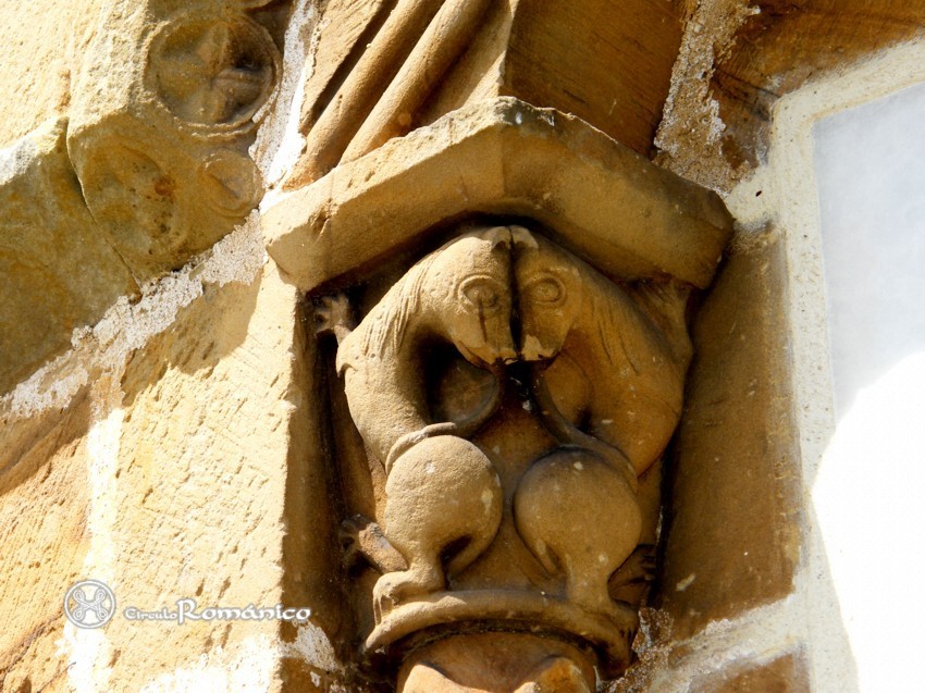 Villacantid.Santa Maria la Mayor.Capitel de animales enfrentados de la ventana del abside