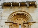 Almie. San Nicolas de Bari. Canecillos figurados y arquivoltas geomtricas del vano de la fachada oeste