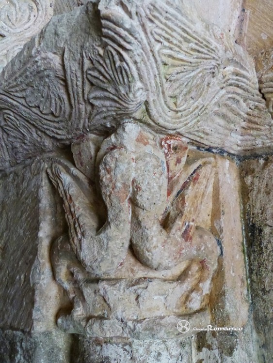 Bercedo. San Miguel Arcngel. Detalle del capitel con pareja de arpas
