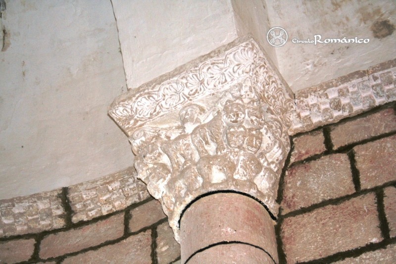 San Miguel de Cornezuelos. San Miguel. Capitel con cuadrupedos y cabeza humana