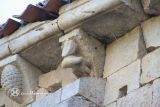 San Miguel de Cornezuelos. San Miguel. Canecillo con hombre desnudo