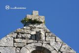 San Miguel de Cornezuelos. San Miguel.Cruz y cabeza en la espadaa