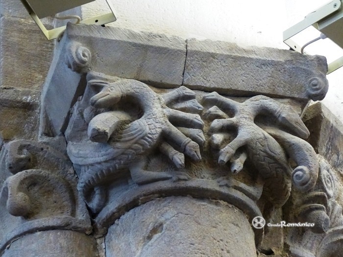 Vallejo de Mena. San Lorenzo. Detalle de capitel con serpientes de muchas cabezas