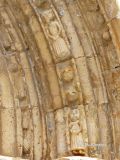 Vallejo de Mena. San Lorenzo. Arquivoltas con pias y figuras masculinas