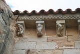 Cezura. Santiago Apostol. Canecillos figurados
