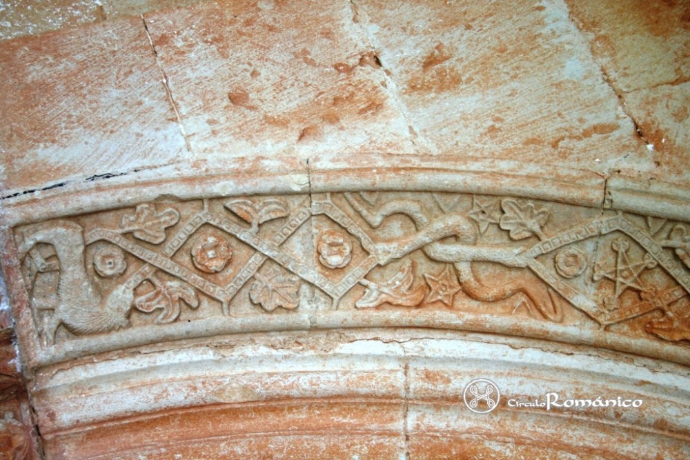 Loma de Castrejon. San Juan Bautista. Decoracion de la arquivolta exterior