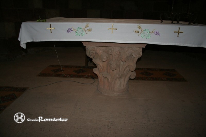 Mave. Monasterio de Santa Maria. Capitel vegetal en la mesa de altar