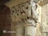 Ribas de Campos. Santa Cruz. Capitel de grifos entre follaje
