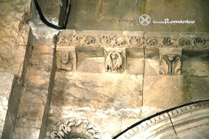 Salamanca. Catedral Vieja. Canecillos: cabeza humana, aves enfrentadas y palmeta