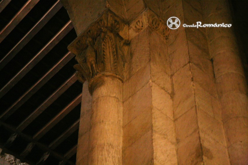 Segovia. San Millan. Detalle de capitel con guila con las alas abiertas