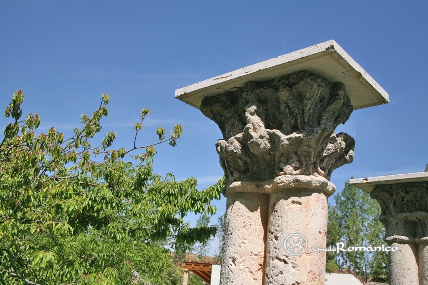 Burgo de Osma. Capiteles con dos pisos de hojas carnosas