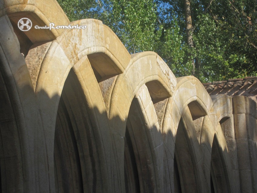 Soria. San Juan de Duero. Detalle de arcos entrelazados