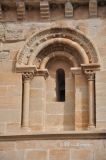 Torres del Rio. Santo Sepulcro. Cornisa de bolas, canecillos de rollo y vano con doble arco de medio punto