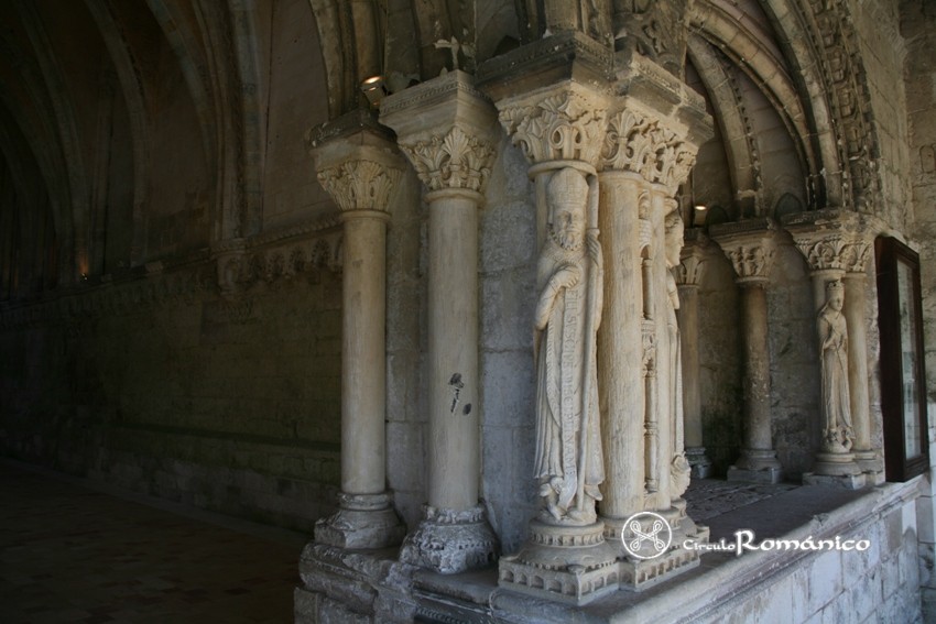 Saint Martin de Boscherville. Sala Capitular.Columna estatua de abad