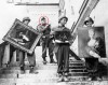 Soldados estadounidenses toman algunos de los tesoros robados a los alemanes ocultaron en el castillo de Neuschwanstein en los Alpes bávaros en 1945 Teniente James Rorimer (segundo por izquierda).JPG