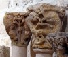 En segundo termino un capitel otro con dos leones cuerpos de aves  garras de león, cola como las arpías y cuello lanudo y cabeza a modo de león dela misma mano que hizo en silos aves con cabeza de leon.JPG