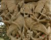 Detalle capitel cara arpias con gorro de oración musulmán.JPG