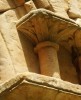 Columnillas labradas en las dovelas  del claustro de Palamos.JPG