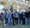 la tropa  el dueño con el autor del informe que por cierto lleva un gorro musulmam  taqiyah o kufi.jpg