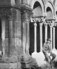 Byne sentado sobre el podio del claustro de San Pedro de Soria 1928-29.jpg