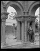 Ignacio Martinez fotagrafiado con su obra el claustro románico en Madrid.jpg
