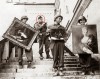 Soldados estadounidenses toman algunos de los tesoros robados a los alemanes ocultaron en el castillo de Neuschwanstein en los Alpes bávaros en 1945 Teniente James Rorimer (segundo por izquierda).JPG