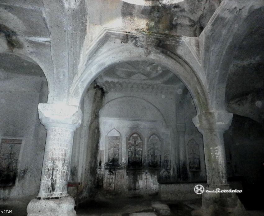 Kotayk. Geghard. Interior del vestíbulo del Papak y Ruzukan