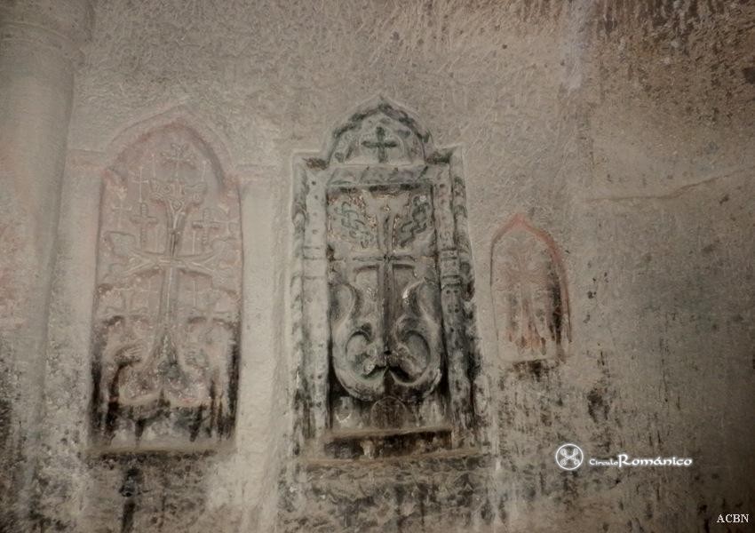 Kotayk. Geghard. Vestíbulo de Papak y Ruzukan. Tumbas