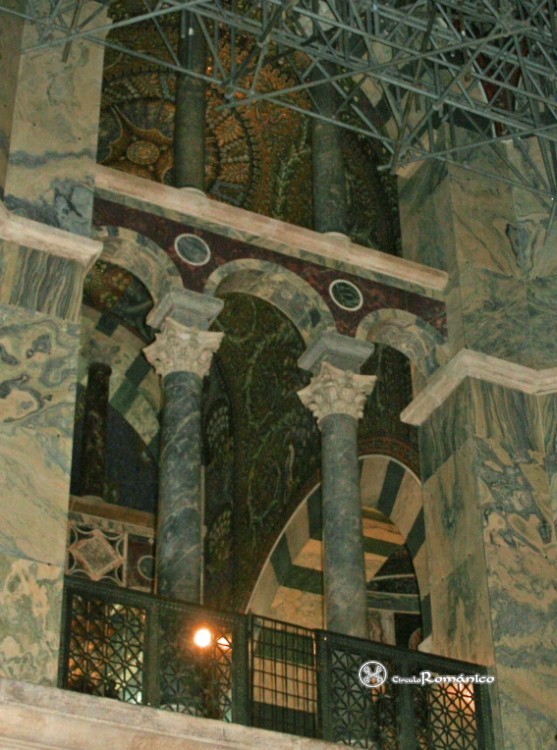 Aquisgrán. Capilla Palatina. Detalle de la arquería de medio punto del piso superior