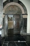 Aquisgrán. Capilla Palatina. Puerta de medio punto con capiteles corintios