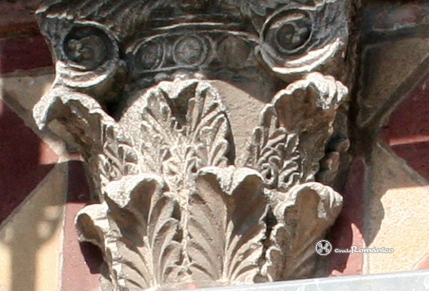 Lorsch. Portada. Capitel vegetal