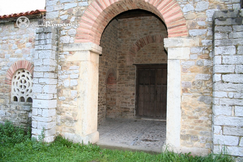 Bendones. Santa Maria. Detalle de la entrada