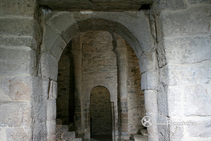 Pola de Lena. Santa Cristina. Vista del muro norte desde el sur
