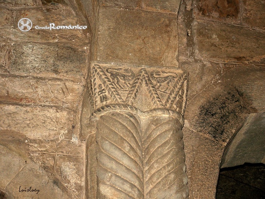 Pola de Lena. Santa Cristina. Capitel troncopiramidal con sogueado y cuadrúpedos y un clérigo