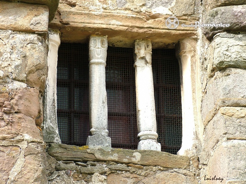 Pola de Lena. Santa Cristina. Ventana trifora de la capilla mayor