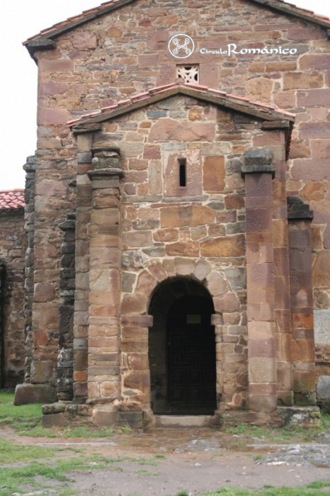 Pola de Lena. Santa Cristina. Antecuerpo de entrada