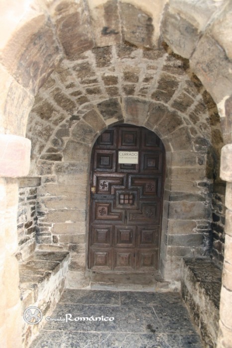 Pola de Lena. Santa Cristina. Puerta de acceso