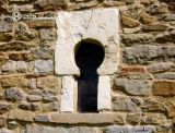 Santianes de Pravia. San Juan Apostol y Evangelista. Vano con arco de herradura del lado norte