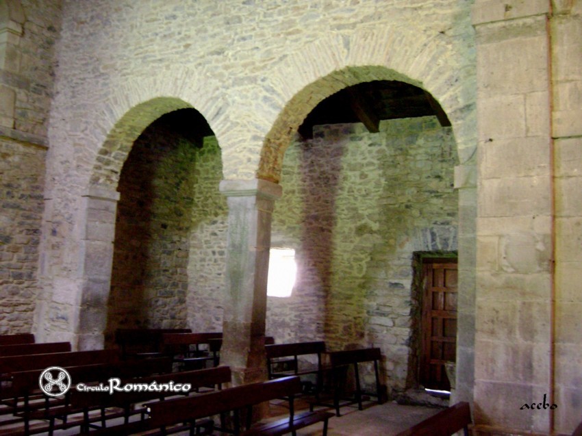 Santianes de Pravia. San Juan Apostol y Evangelista. Vista de la nave lateral norte