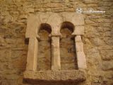 Santianes de Pravia. San Juan Apostol y Evangelista. Resto de vano bíforo