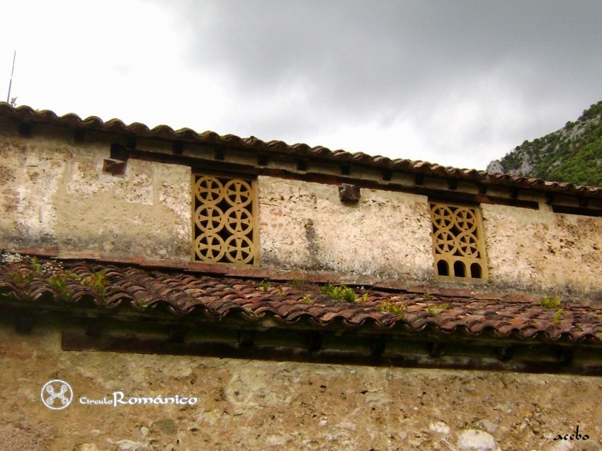 Tuñon. Santo Adriano. Vanos de la nave central