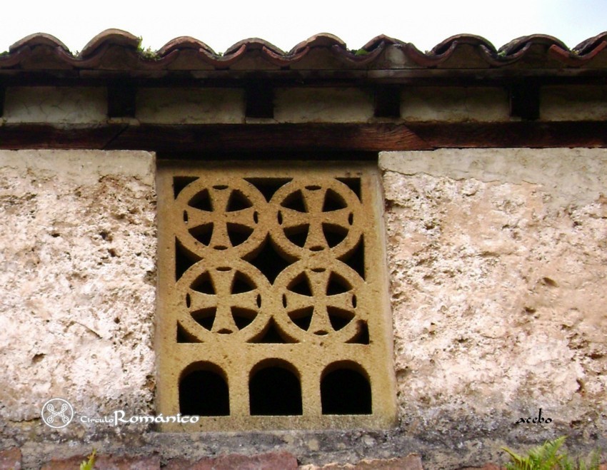 Tuñon. Santo Adriano. Detalle de vano con celosia