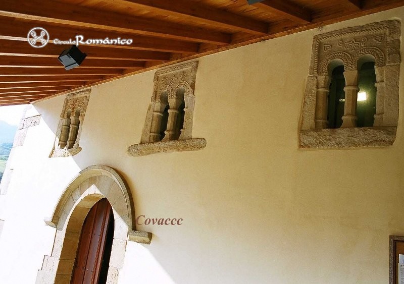 Bedriñana. San Andres. Portico sur con vanos biforos