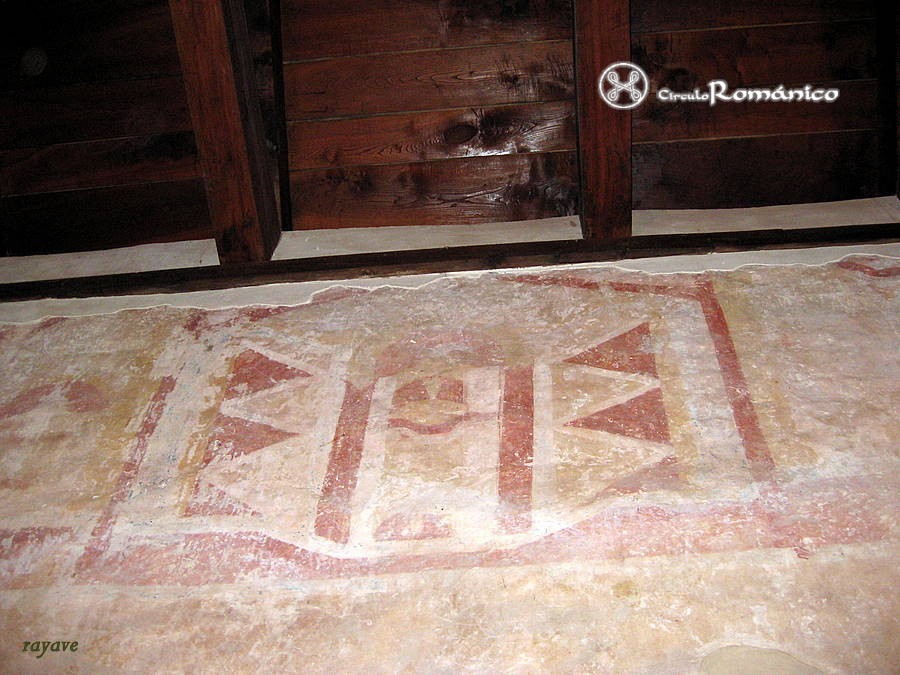 Priesca. San Salvador. Motivos geométricos pintados en la nave lateral sur