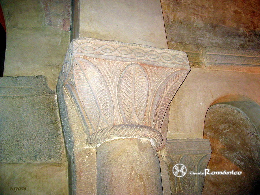 Priesca. San Salvador. Capitel vegetal de arco toral