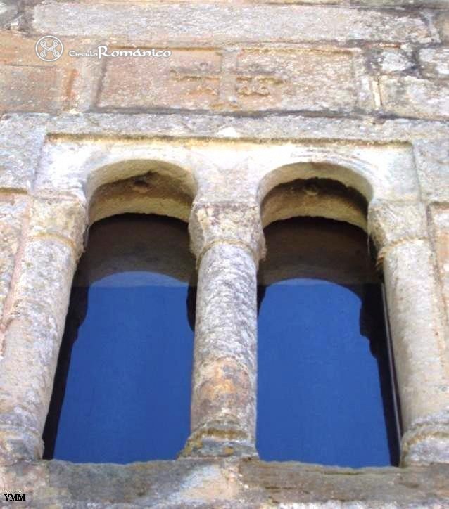 Valdedios. San Salvador. Detalle de vano biforo y cruz ovetense